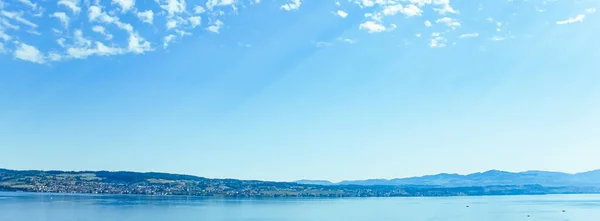 Lago Zurich en Wollerau, cantón de Schwyz en Suiza, Zurichsee, paisaje de montañas suizas, agua azul y cielo en verano, naturaleza idílica y destino de viaje perfecto, ideal como impresión artística escénica —  Fotos de Stock