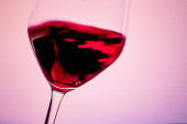 Premium červené víno z křišťálového skla, alkoholických nápojů a luxusních aperitivů, enologie a vinařských produktů
