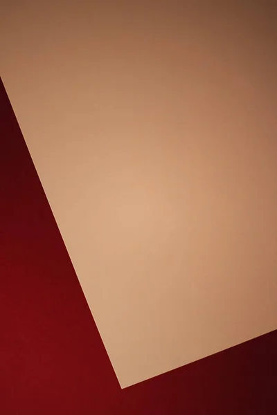 Papel A4 en blanco, beige sobre fondo rojo oscuro como plano de papelería de oficina, diseño de identidad de marca e identidad de marca de lujo para maqueta — Foto de Stock