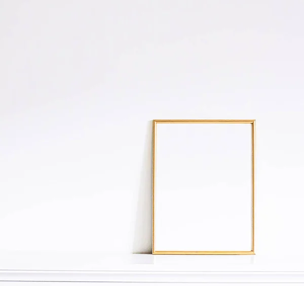 Goldener Rahmen auf weißen Möbeln, luxuriöses Wohndekor und Design für Attrappen, Posterdruck und druckbare Kunst, Online-Shop-Vitrine — Stockfoto