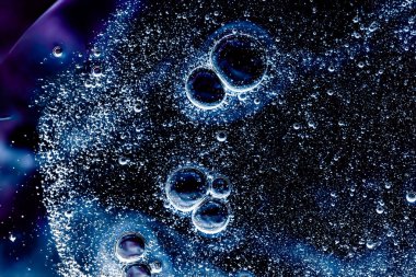 Soyut mavi sıvı arkaplan, boya sıçraması, girdap deseni ve su damlaları, güzellik jeli ve kozmetik doku, modern sihir sanatı ve lüks düz dizayn olarak bilim