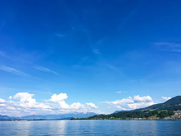 Idyllic Swiss landscape, view of lake Zurich in Richterswil, Switzerland, mountains, blue water of Zurichsee, sky as summer nature and travel destination, ideal as scenic art print — Stock Photo, Image