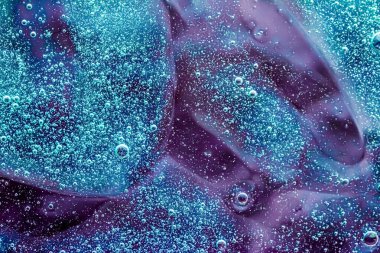 Soyut mor sıvı zemin, boya sıçraması, girdap deseni ve su damlaları, güzellik jeli ve kozmetik doku, modern sihir sanatı ve lüks düz dizayn olarak bilim