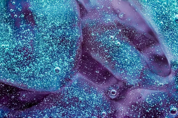 Soyut mor sıvı zemin, boya sıçraması, girdap deseni ve su damlaları, güzellik jeli ve kozmetik doku, modern sihir sanatı ve lüks düz dizayn olarak bilim