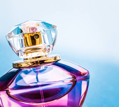 Parlak arka planda parfüm şişesi, tatlı çiçek kokusu, büyüleyici koku ve tatil hediyesi olarak da eau de parfum ve lüks kozmetik ürünleri markası tasarımı.