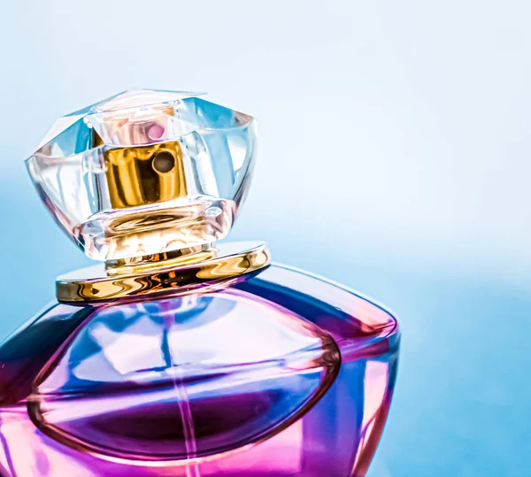 香水瓶，色彩艳丽，花香芬芳芬芳，香水浓郁，作为节日礼物和豪华化妆品品牌设计 — 图库照片