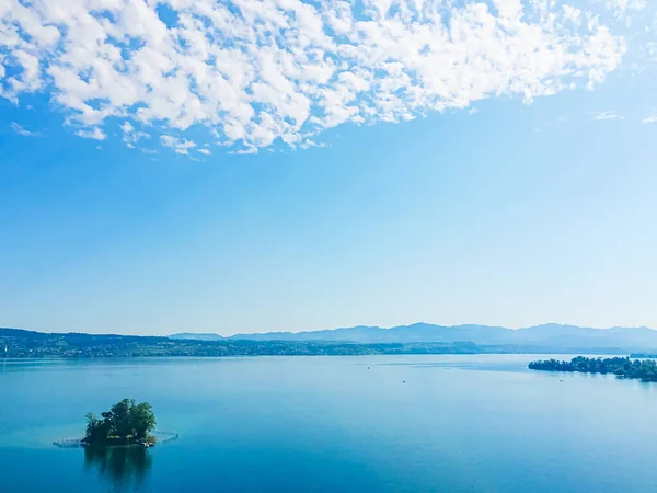 Paisagem suíça idílica, vista do lago Zurique em Wollerau, cantão de Schwyz na Suíça, Zurichsee, montanhas, água azul, céu como verão natureza e destino de viagem, ideal como estampa de arte cênica — Fotografia de Stock