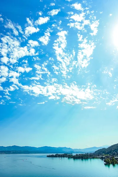 Λίμνη της Ζυρίχης στο Wollerau, καντόνι του Schwyz στην Ελβετία, Zurichsee, Ελβετικά βουνά τοπίο, μπλε νερά και τον ουρανό το καλοκαίρι, ειδυλλιακή φύση και τέλειο ταξιδιωτικό προορισμό, ιδανικό ως γραφική τέχνη εκτύπωσης — Φωτογραφία Αρχείου