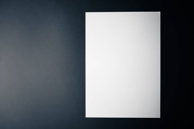 Boş A4 kağıt, ofis kırtasiyesi olarak beyaz arka plan, lüks markalaştırma dairesi ve model kimlik tasarımı