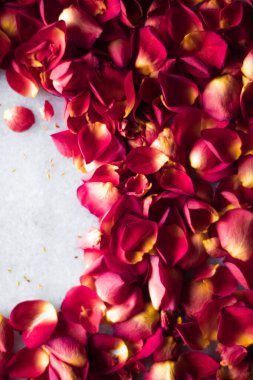 Mermer arka planda gül yaprakları, çiçek dekoru ve düğün örtüsü, davet için bayram tebrik kartı, düz dizayn