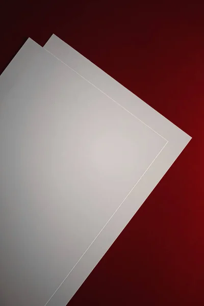 Papier A4 vierge, blanc sur fond rouge comme papeterie de bureau flatlay, luxe branding flat lay et design d'identité de marque pour la maquette — Photo