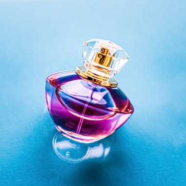 Parlak arka planda parfüm şişesi, tatlı çiçek kokusu, büyüleyici koku ve tatil hediyesi olarak da eau de parfum ve lüks kozmetik ürünleri markası tasarımı.