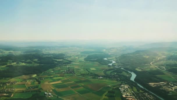 Letecký pohled na švýcarskou krajinu, létání nad krásným Švýcarskem, hory, pole, lesy a jezera jako přírodní scenérie, letecké lety a prázdninové destinace — Stock video