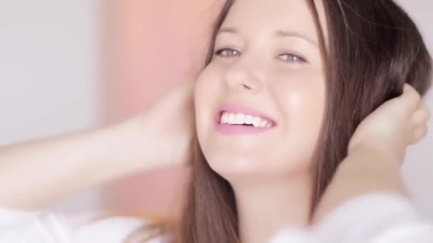 Belle femme aux cheveux raides et brillants sains, portrait de brune à la coiffure longue et au maquillage naturel, coiffure et publicité beauté — Video