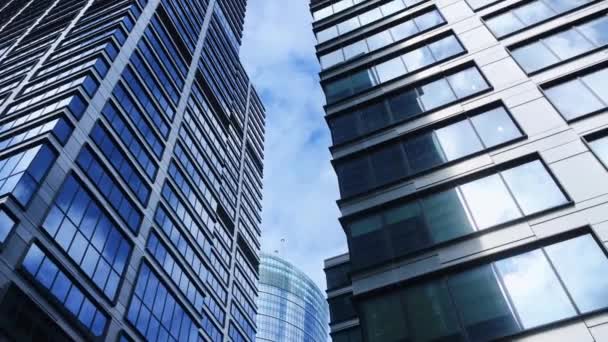 Immeuble de bureaux dans le quartier financier, gratte-ciel moderne dans le centre-ville, affaires immobilières commerciales et architecture contemporaine — Video