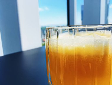 Sağlıklı içecek, meyve vitaminleri ve içecek menüsü, lüks restoranda taze portakal suyu açık hava, yemek servisi ve otel kahvaltısı konsepti.