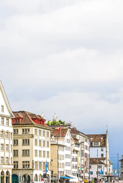 Utcák és történelmi óvárosi épületek a zürichi HB vasútállomás közelében, Hauptbahnhof, svájci építészet és utazási célpont Zürichben, Svájcban — Stock Fotó