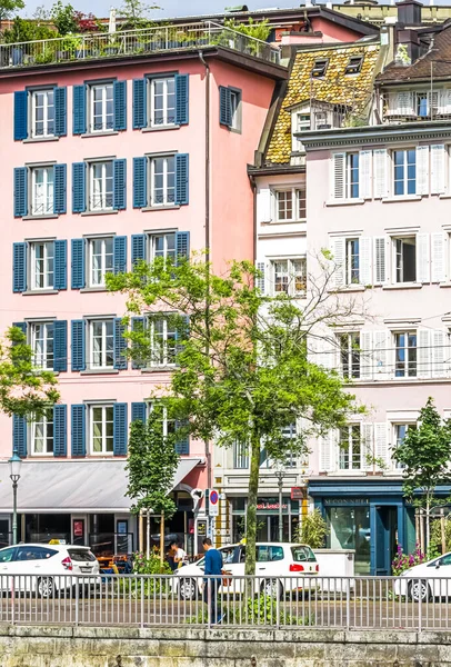 Ulice i zabytkowe budynki Starego Miasta w pobliżu głównego dworca kolejowego Zurich HB, Hauptbahnhof, szwajcarska architektura i cel podróży w Zurychu, Szwajcaria — Zdjęcie stockowe