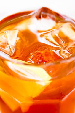 Bardakta limonlu buzlu çay açık havada soğuk taze içecek, yaz kokteyli veya tatlı meyve suyu, sokak yemeği ve restoran menüsü konsepti.