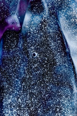 Soyut mavi sıvı arkaplan, boya sıçraması, girdap deseni ve su damlaları, güzellik jeli ve kozmetik doku, modern sihir sanatı ve lüks düz dizayn olarak bilim