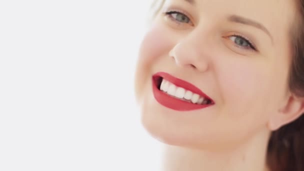 Retrato de cara de belleza de mujer joven sonriendo, perfecta sonrisa de dientes blancos, maquillaje glamuroso con cosméticos naturales, modelo caucásico hermoso posando para el cuidado de la piel y el maquillaje — Vídeos de Stock
