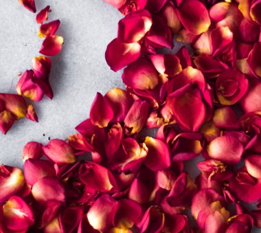 Mermer arka planda gül yaprakları, çiçek dekoru ve düğün örtüsü, davet için bayram tebrik kartı, düz dizayn