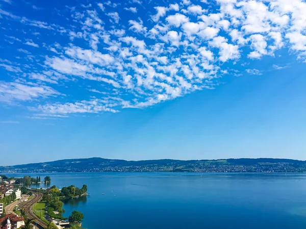 Idylická švýcarská krajina, pohled na jezero Curych ve Wollerau, kanton Schwyz ve Švýcarsku, Curych, hory, modrá voda, obloha jako letní příroda a cestování destinace, ideální jako malebný tisk — Stock fotografie