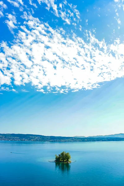 Lago Zurich en Wollerau, cantón de Schwyz en Suiza, Zurichsee, paisaje de montañas suizas, agua azul y cielo en verano, naturaleza idílica y destino de viaje perfecto, ideal como impresión artística escénica — Foto de Stock