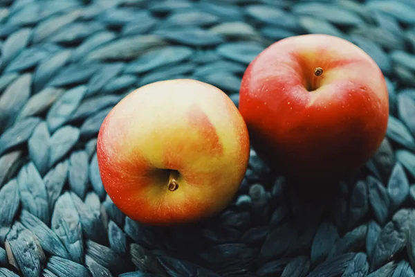 Два свежих спелых яблока, фрукты и органическая пища — стоковое фото