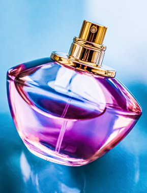 Parlak arka planda parfüm şişesi, tatlı çiçek kokusu, büyüleyici koku ve tatil hediyesi olarak da eau de parfum ve lüks kozmetik ürünleri markası tasarımı.
