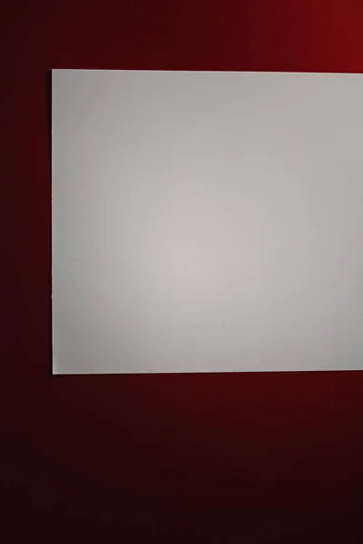블 랭크 A4 페이퍼, 빨간 배경에 흰색 사무실 문구 플랫로, 고급 브랜드 플랫 층 과 흉내를 내기 위한 브랜드 아이덴티티 디자인 — 스톡 사진