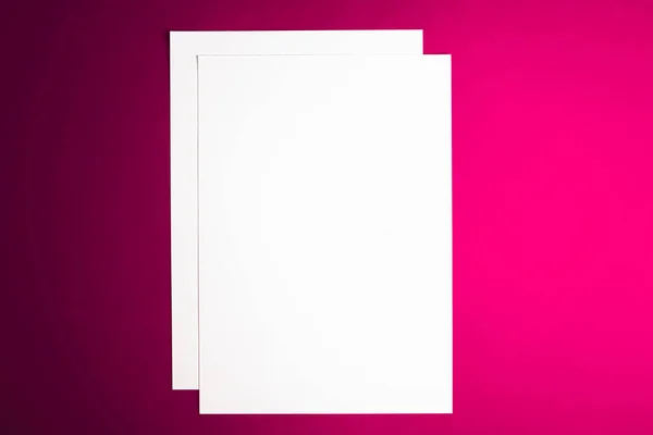 Papier A4 vierge, blanc sur fond rose comme papeterie de bureau flatlay, luxe branding flat lay et design d'identité de marque pour la maquette — Photo