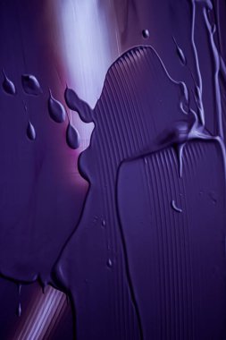 Lüks güzellik markası, bayram afişi tasarımı, soyut duvar sanatı veya sanatsal fırça darbesi için mor krem dokusu, kozmetik ürün ve makyaj arka planı