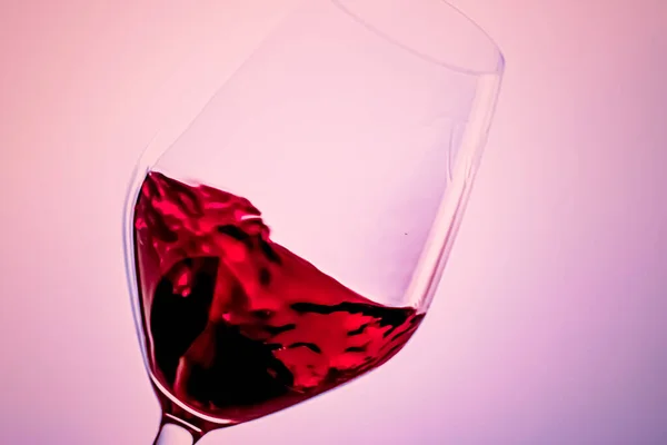 Vino tinto de primera calidad en copa de cristal, bebida alcohólica y aperitivo de lujo, enología y viticultura — Foto de Stock