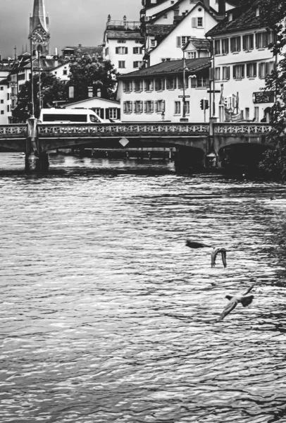 Vintage vista monocromática das ruas históricas da Cidade Velha e edifícios perto da principal estação ferroviária Zurique HB, Hauptbahnhof, arquitetura suíça e destino de viagem em Zurique, Suíça — Fotografia de Stock