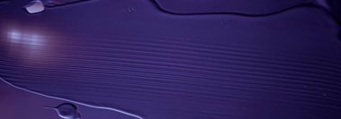 Lüks güzellik markası, bayram afişi tasarımı, soyut duvar sanatı veya sanatsal fırça darbesi için mor krem dokusu, kozmetik ürün ve makyaj arka planı