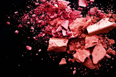 Ezilmiş kozmetik ürünleri, mineral organik göz farı, allık ve kozmetik tozu siyah zemin, makyaj ve güzellik afişi, düz dizayn