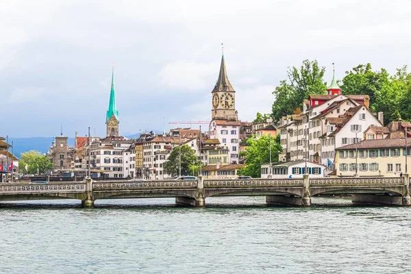 Zürich, Svájc kilátás történelmi óvárosi épületek közelében fő vasútállomás Zurich HB, Hauptbahnhof, svájci építészet és utazási cél — Stock Fotó