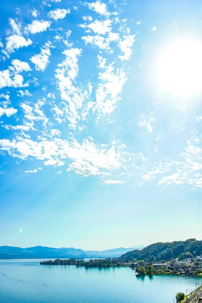 Lac de Zurich à Wollerau, canton de Schwyz en Suisse, Zurichsee, paysages montagneux suisses, eaux bleues et ciel en été, nature idyllique et destination de voyage parfaite, idéal comme estampe d'art scénique — Photo