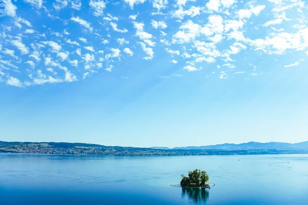 Lago Zurique em Wollerau, cantão de Schwyz, na Suíça, Zurichsee, montanhas suíças paisagem, água azul e céu no verão, natureza idílica e destino de viagem perfeito, ideal como impressão de arte cênica — Fotografia de Stock