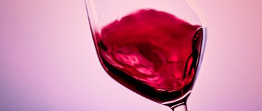 Kristal bardakta kaliteli kırmızı şarap, alkol içeceği ve lüks aperatif, oenoloji ve ekoloji ürünü.