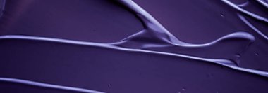 Lüks güzellik markası, bayram afişi tasarımı, soyut duvar sanatı veya sanatsal fırça darbesi için mor krem dokusu, kozmetik ürün ve makyaj arka planı