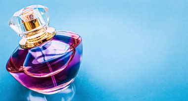 Parlak arka planda parfüm şişesi, tatlı çiçek kokusu, büyüleyici koku ve tatil hediyesi olarak da eau de parfum ve lüks kozmetik ürünleri markası tasarımı.