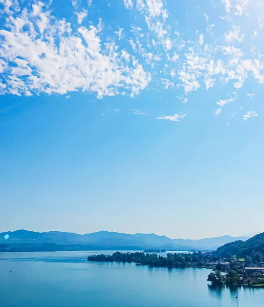 Paisaje suizo idílico, vista del lago Zurich en Wollerau, cantón de Schwyz en Suiza, Zurichsee, montañas, agua azul, cielo como destino de verano de la naturaleza y los viajes, ideal como impresión artística escénica — Foto de Stock