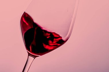 Kristal bardakta kırmızı şarap, alkol içeceği ve lüks aperatif, oenoloji ve ekolojik ürün