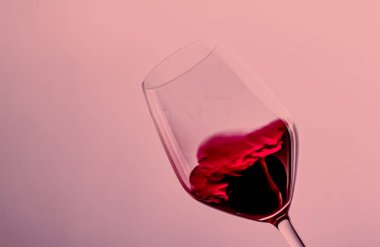 Kristal bardakta kırmızı şarap, alkol içeceği ve lüks aperatif, oenoloji ve ekolojik ürün