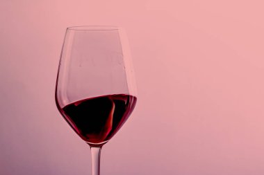 Kristal bardakta kırmızı şarap, alkol içeceği ve lüks aperatif, oenoloji ve ekolojik ürün