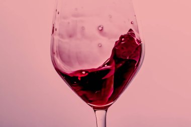 Kristal bardakta kırmızı şarap, alkol içeceği ve lüks aperatif, oenoloji ve ekolojik ürün