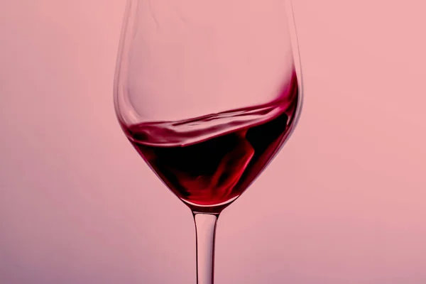 Rött vin i kristallglas, alkoholhaltig dryck och lyxaperitif, oenologi och vinodlingsprodukt — Stockfoto