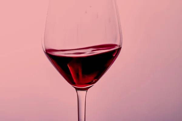 Vin rouge en verre de cristal, boisson alcoolisée et apéritif de luxe, œnologie et viticulture — Photo